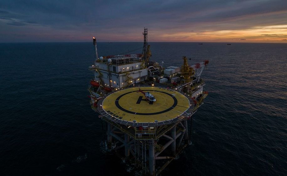 Plataforma offshore ao entardecer